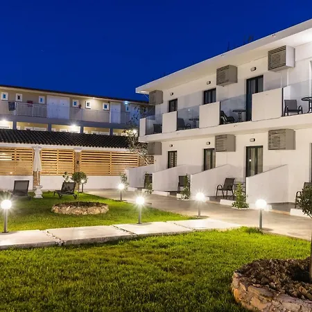 48 By Zante Plaza * 拉加纳斯
